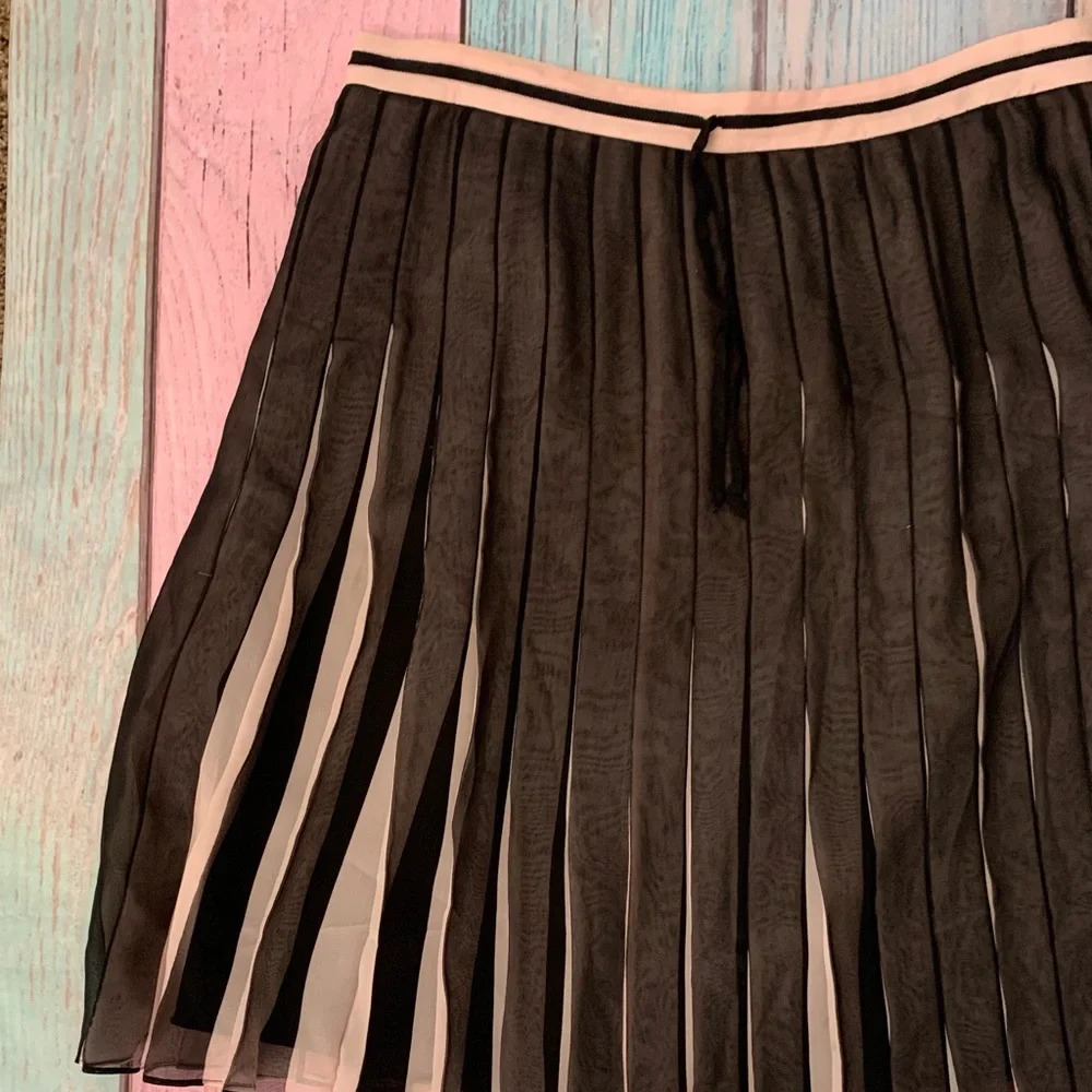 Vintage INC silk pleated skirt - Picture 3 of 9